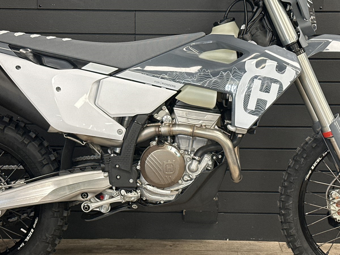 HUSQVARNA plaststrålkastare sidor V/H Pro Edit '24 grå med dekal