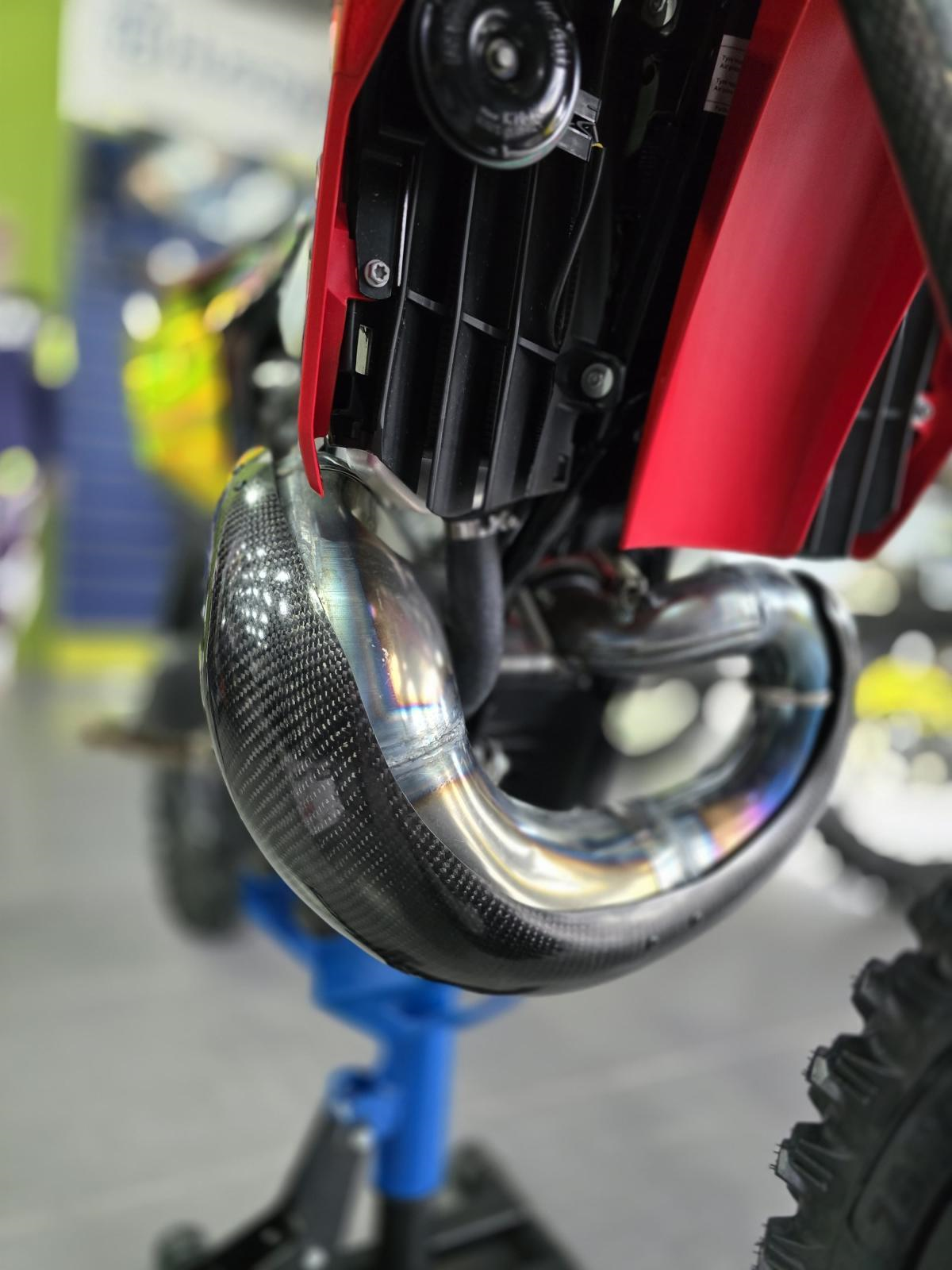 4mx-aizsargs-izputeja-kolektoram-carbon-fmf-fatty-2t-250-300-24-25