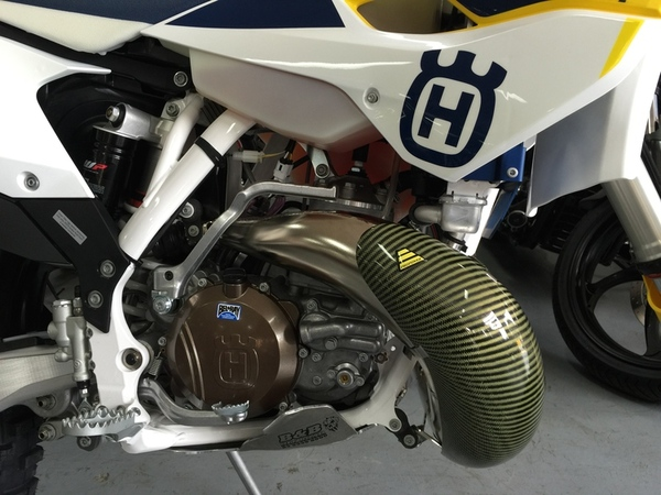 4mx-aizsargs-izputeja-kolektoram-carbon-husqvarna-ktm-gasgas-2t-250-300-17-19