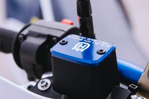 husqvarna-vaks-bremzmasinai-logo-blue-e-sm-701-16-23