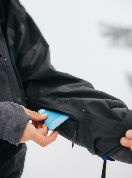 burton-jaka-gore-carbonate-anorak-grey-black