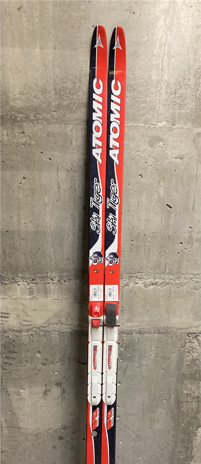ATOMIC längdskidor med bindningar Ski Tiger röd/svart