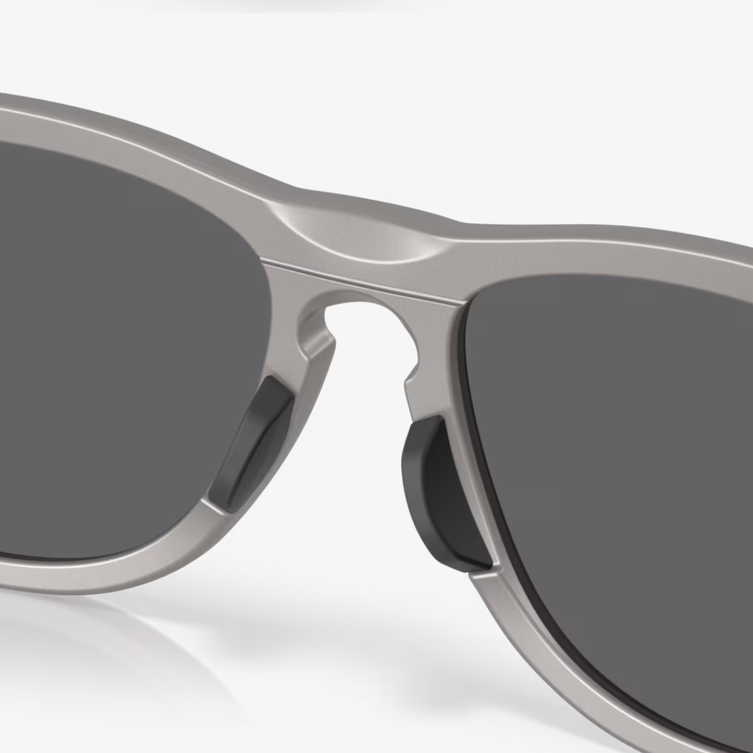 OAKLEY solglasögon Frogskins Range titanium med prizm svart polar