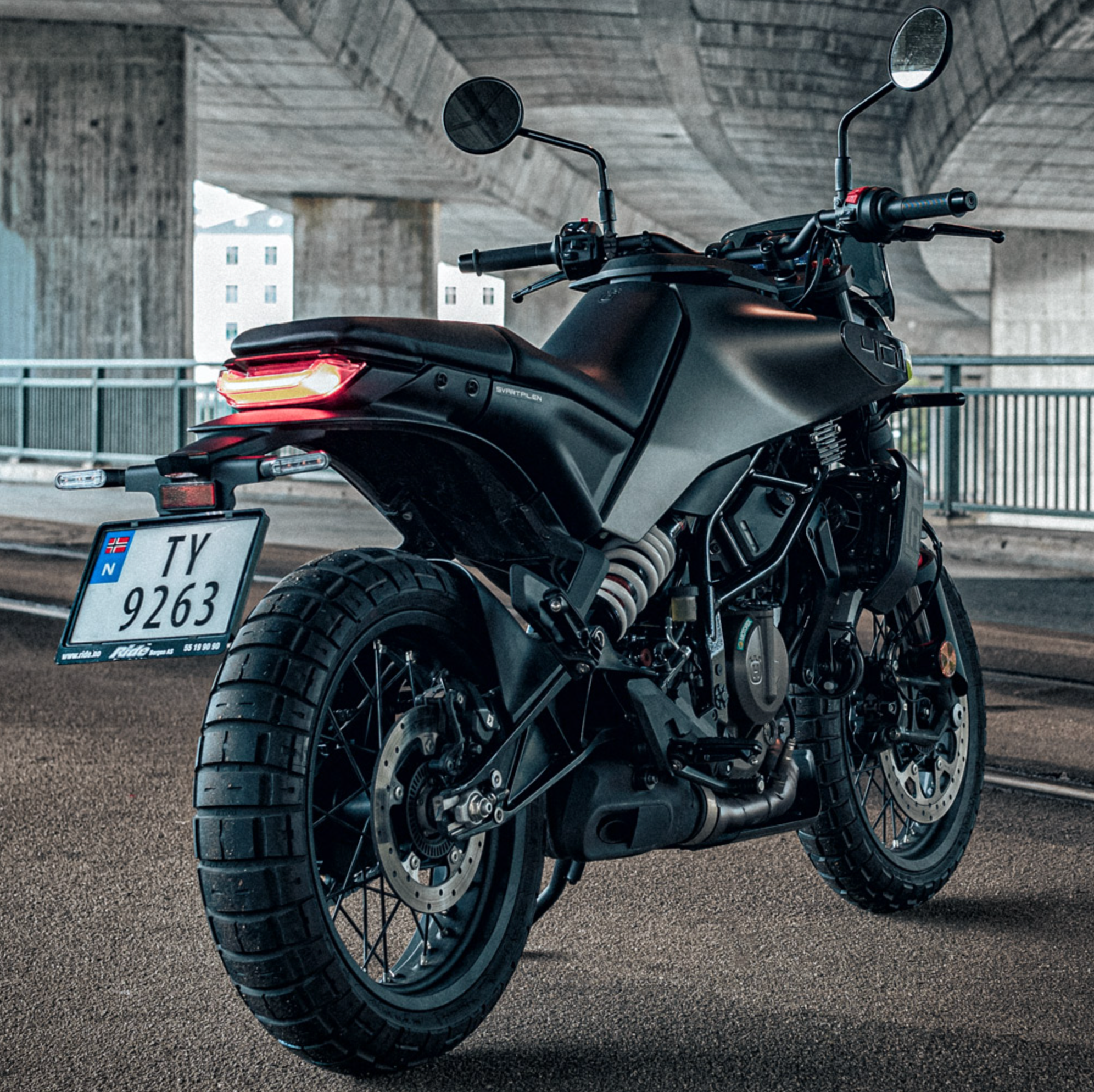 HUSQVARNA motorcykel Svartpilen 401 '26