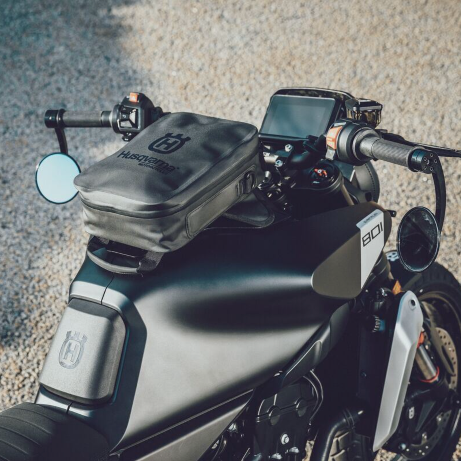 HUSQVARNA tankväska med fäste Svartpilen 801 '24